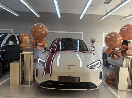 赛力斯问界M5装贴稀拓系列太阳膜75/稀拓系列太阳膜15